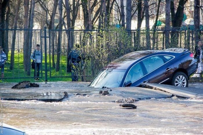 Автомобиль затонул на улицах Киева: фотоинформация о происшествии