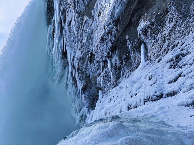 Фотоотчет: Чудесное замерзание Ниагарского водопада на границе США и Канады (7 уникальных снимков)