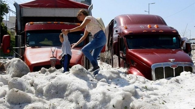 Необычное природное явление: город в Мексике замерз под слоем льда (смотрите 10 фото и видео)