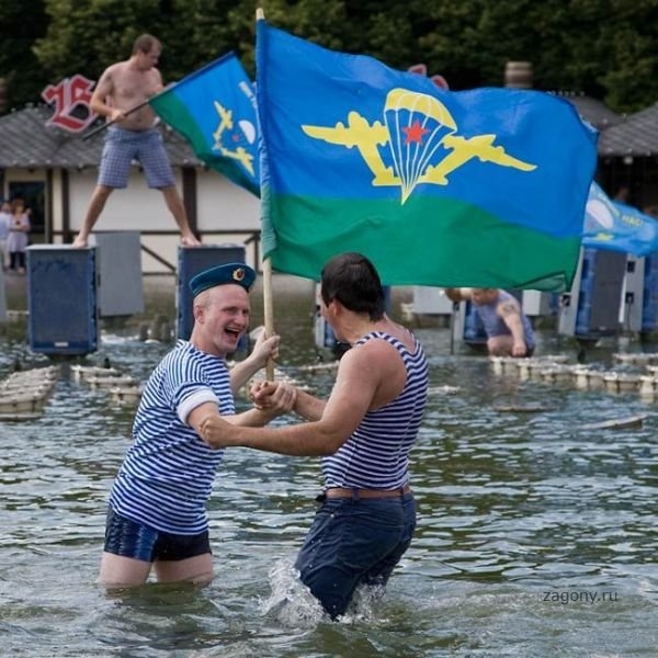 Празднование Дня Воздушно-десантных войск в Парке Горького: впечатляющие кадры (24 фотографии)