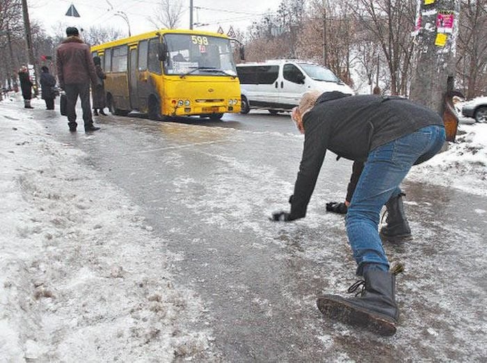 Опасный гололед угрожает городу: фотоотчет о последствиях