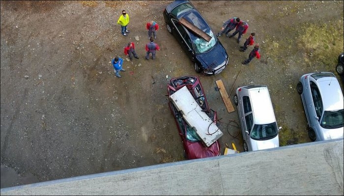 Схватка: бетонный блок против легендарной Audi (4 фотографии)